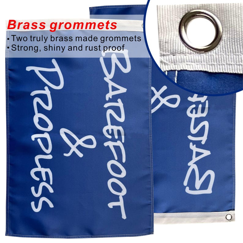 Pode incluir: Duas bandeiras azuis com texto branco que diz "Propeless & Barefoot & Fiesta". As bandeiras t&ecirc;m ilh&oacute;s de lat&atilde;o e uma borda branca. O texto "Brass grommets" est&aacute; no canto superior esquerdo.