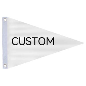 Pode incluir: Bandeira de bandeirola branca com a palavra "CUSTOM" impressa em preto. A bandeira tem formato triangular, com borda refor&ccedil;ada e ilh&oacute;s para pendurar. Ideal para sinaliza&ccedil;&atilde;o personalizada.