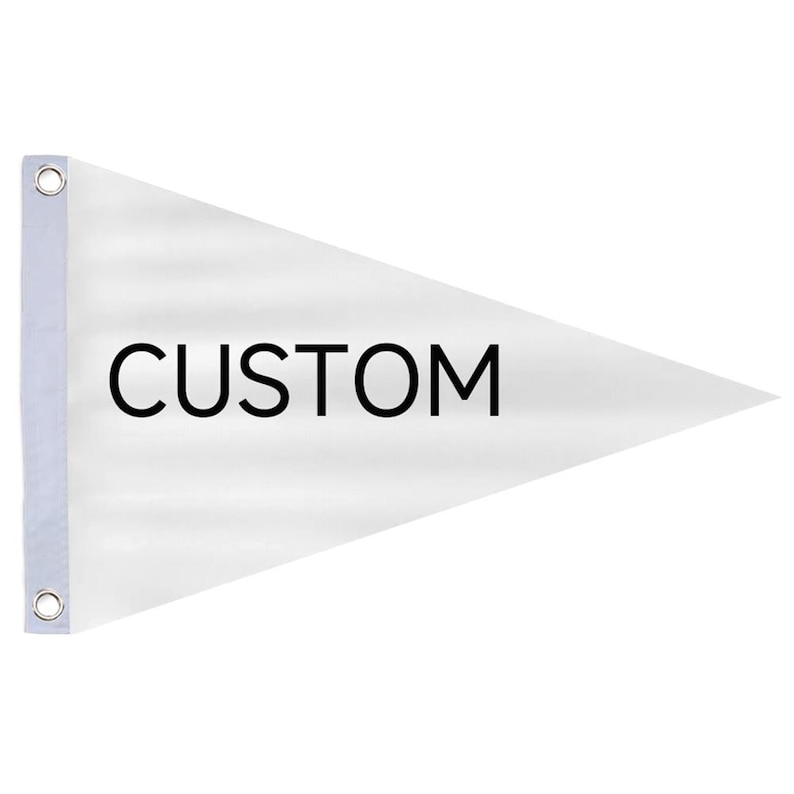 Pode incluir: Bandeira de bandeirola branca com a palavra "CUSTOM" impressa em preto. A bandeira tem formato triangular, com borda refor&ccedil;ada e ilh&oacute;s para pendurar. Ideal para sinaliza&ccedil;&atilde;o personalizada.