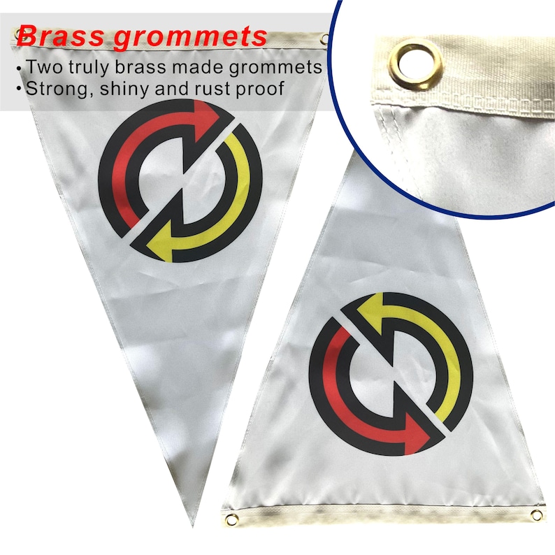 Pode incluir: Duas bandeiras triangulares brancas com um design de seta preta, vermelha e amarela. As bandeiras t&ecirc;m ilh&oacute;s de lat&atilde;o e o texto "Brass grommets" &eacute; vis&iacute;vel.