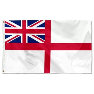 Op de afbeelding: Een witte vlag met een rood kruis en de Union Jack in de linkerbovenhoek. Deze nautische vlag wordt gebruikt om een schip of maritieme activiteit aan te duiden. Het heeft oogjes om op te hangen.