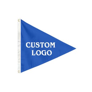 Könnte beinhalten: Eine blaue dreieckige Flagge mit dem weißen Text "CUSTOM LOGO". Die Flagge hat einen weißen Rand auf der linken Seite mit zwei goldenen Ösen zum Aufhängen. Die Flagge besteht aus einem glatten Material, möglicherweise Nylon.