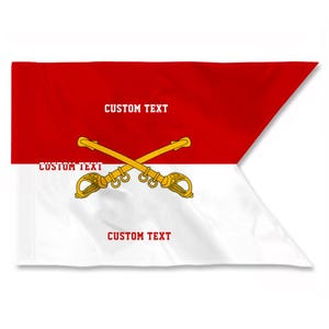 Puede incluir: Una bandera roja y blanca con una forma única. La mitad superior es roja, la mitad inferior es blanca. Sables dorados cruzados están centrados en la bandera. Las palabras "CUSTOM TEXT" están impresas en blanco en la bandera.