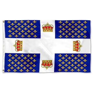 Peut inclure: Un drapeau rectangulaire avec une croix blanche et des quartiers bleus. Les sections bleues sont ornées de fleurs de lys dorées. Des couronnes dorées avec des accents rouges sont centrées sur la croix blanche.