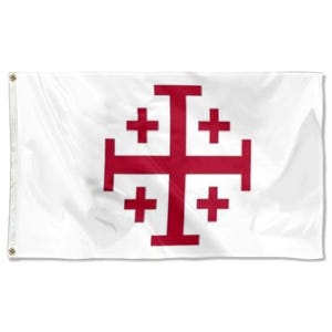 Könnte beinhalten: Eine weiße Flagge mit einem großen roten Jerusalemer Kreuz in der Mitte und vier kleineren Kreuzen in jedem Quadranten. Die Flagge hat Ösen auf der linken Seite zum Aufhängen.