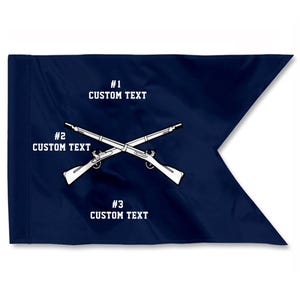Può includere: Bandiera blu navy con un emblema bianco di due fucili incrociati. La bandiera ha una forma unica con un'estremità a punta. Il testo "#1 CUSTOM TEXT", "#2 CUSTOM TEXT" e "#3 CUSTOM TEXT" è stampato in bianco.