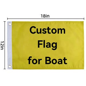 Pode incluir: Uma bandeira de barco amarela personalizada, com 45,7 cm de largura e 30,5 cm de altura, com as palavras "Custom Flag for Boat" em preto. A bandeira tem uma borda branca no lado esquerdo e ilh&oacute;s para pendurar.
