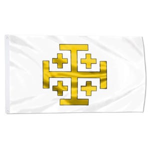 Könnte beinhalten: Weiße Flagge mit einem goldenen Jerusalemer Kreuz-Design. Das Kreuz ist ein großes zentrales Kreuz mit vier kleineren Kreuzen in jedem Quadranten. Die Flagge hat Ösen zum Aufhängen und besteht aus einem leichten Material.