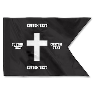 Könnte beinhalten: Eine schwarze Schwalbenschwanzflagge mit einem großen weißen Kreuz in der Mitte. Der Text CUSTOM TEXT ist in weißen Blockbuchstaben über, unter, links und rechts vom Kreuz aufgedruckt und markiert die Bereiche für den personalisierten Text.