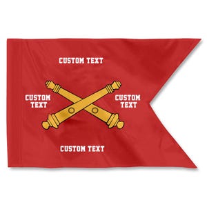 Könnte beinhalten: Eine rote Flagge mit einer weißen, abgewinkelten Kante. Die Flagge zeigt gekreuzte goldene Kanonen in der Mitte und die Worte "CUSTOM TEXT" in Weiß. Die Flagge ist wahrscheinlich ein militärisches oder organisatorisches Banner.