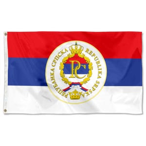 Puede incluir: Una bandera rectangular con franjas horizontales rojas, azules y blancas. La bandera presenta un emblema circular con una corona, las letras "P" y "R" y texto en idioma extranjero. Tiene ojales para colgar.