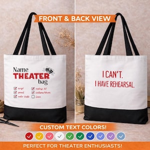 Op de afbeelding: Witte draagtas met zwarte handvatten en een zwarte onderkant. De voorkant leest "Name THEATER bag" met een checklist. De achterkant zegt "I CAN'T. I HAVE REHEARSAL." Inclusief kleuropties voor aangepaste tekst. Voor theaterliefhebbers.