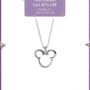 K&ouml;nnte beinhalten: Eine silberfarbene Halskette mit einem Anh&auml;nger in Form der ikonischen Mickey-Mouse-Silhouette. Der Anh&auml;nger hat eine glatte, polierte Oberfl&auml;che mit dem eingravierten Wort PANDORA an der Basis. Ein violettes Schild zeigt Buy 2 Items Get 10% Off Or Buy 3+ And Get 20% Off.