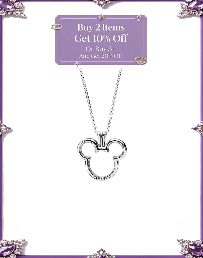 K&ouml;nnte beinhalten: Eine silberfarbene Halskette mit einem Anh&auml;nger in Form der ikonischen Mickey-Mouse-Silhouette. Der Anh&auml;nger hat eine glatte, polierte Oberfl&auml;che mit dem eingravierten Wort PANDORA an der Basis. Ein violettes Schild zeigt Buy 2 Items Get 10% Off Or Buy 3+ And Get 20% Off.