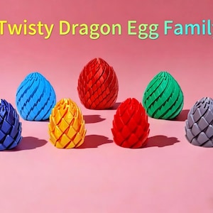 Puede incluir: Una colección de siete esculturas de huevos de dragón retorcidos y coloridos en azul, rojo, verde, amarillo y gris. El texto "Twisty Dragon Egg Family" se muestra encima de los huevos sobre un fondo rosa.