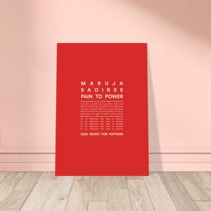 以下が含まれることがあります： 白い文字が書かれた赤いポスター。ポスターには、上部に「MARUJA SAOIRSE PAIN TO POWER」という言葉、その後にテキストブロック、下部に「2025 MUSIC FOR NATIONS」という言葉が書かれています。ポスターは壁に立てかけられています。