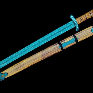 Könnte beinhalten: Ein Schwert mit einer leuchtend türkisfarbenen, gemusterten Klinge und einem Holzgriff mit dunklen horizontalen Bändern. Die passende Holzscheide hat türkisfarbene Metallakzente an Spitze und Mundstück sowie ein Knotenmuster am Knauf.
