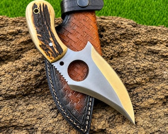 Cuchillo HavnBlades de hoja fija curva, hecho a mano, con orificio para el dedo y funda de cuero.
