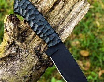 Cuchillo de hoja fija negro hecho a mano con mango texturizado | Hoja de acero con acabado mate | Pieza decorativa artesanal para exteriores | HavnBlades
