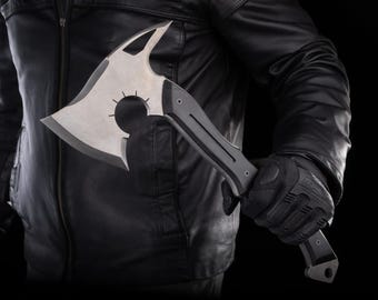 Réplica hecha a mano del hacha Leon de Resident Evil | Pieza de exhibición de acero al carbono inspirada en RE9 con funda de cuero, ideal para regalar.