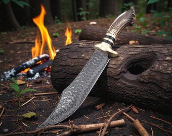 Cuchillo de hoja fija con diseño de Damasco, mango estilo asta y funda de cuero.