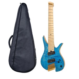 Könnte beinhalten: Eine blaue E-Gitarre mit Holz Hals und goldfarbener Hardware, neben einem schwarzen Gitarrenkoffer. Die Gitarre hat eine einzigartige Körperform und eine leuchtend blaue Oberfläche. Der Koffer hat eine dunkle, dreieckige Form.