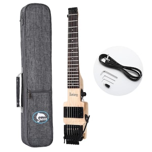 Könnte beinhalten: Eine naturfarbene Batking Reisegitarre mit schwarzer Hardware, Saiten und Tonabnehmern. Inklusive einer grauen Tragetasche, einem Kabel und Einstelltwerkzeugen. Die Gitarre hat ein Griffbrett und der Markenname "Batking" ist sichtbar.