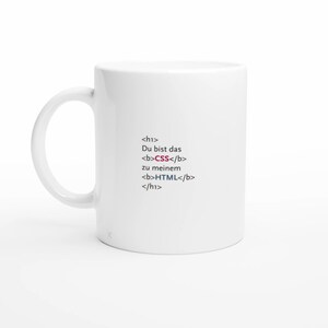 Könnte beinhalten: Weiße Keramik-Kaffeetasse mit gebogenem Henkel. Die Tasse hat Text in dunkler Schrift, einschließlich der Wörter "CSS" und "HTML". Die Tasse ist für Programmierer und Webentwickler konzipiert.