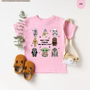 Chemise StarWars pour jeunes, chemise StarWar May The 4th Be With You, voyage à Disneyland, voyage StarWar Galaxy Edge, chemise de fan mandalorienne, bébé Yoda image 2