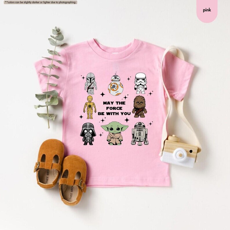 Chemise StarWars pour jeunes, chemise StarWar May The 4th Be With You, voyage à Disneyland, voyage StarWar Galaxy Edge, chemise de fan mandalorienne, bébé Yoda image 2