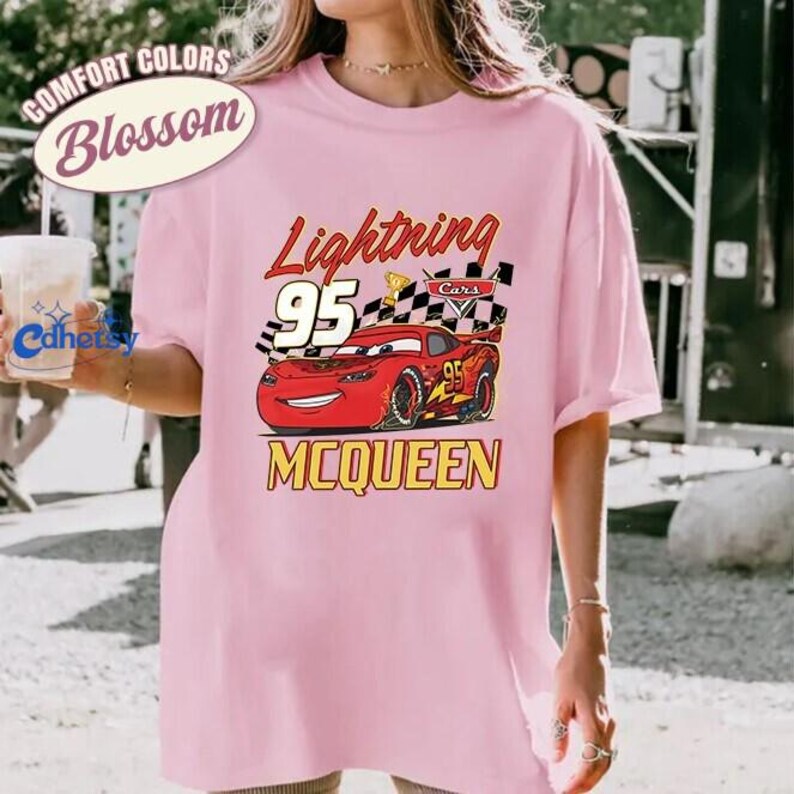 Camiseta de la película Cars, camiseta de Rayo McQueen, camiseta retro de Comfort Colors, regalo para fans de Disneyland, camiseta de carreras vintage imagen 3