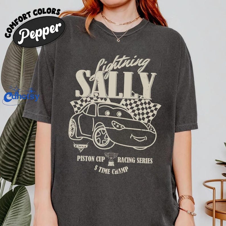Camiseta Disneyland Cars Lightning McQueen Sally, Camiseta vintage Comfort Colors, Camisetas a juego para parejas, Top retro de carreras Pixar, Regalo para él imagen 5