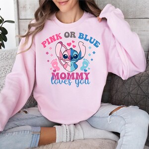 Camiseta de revelación de género de Disneyland Stitch Angel, rosa o azul, camisetas familiares a juego para baby shower de Disneyland, camiseta para mamá y papá primerizos imagen 3