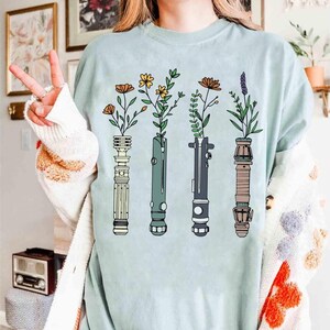 Floral Lightsaber StarWars Shirt, Disneyland Women's StarWars Tee, Flowers Lightsaber Tee, Darth Vader Shirt, Galaxy's Edge Trip 画像 2
