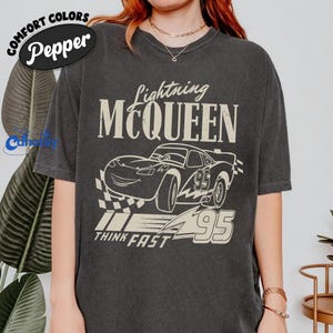Camiseta Disneyland Cars Lightning McQueen Sally, Camiseta vintage Comfort Colors, Camisetas a juego para parejas, Top retro de carreras Pixar, Regalo para él imagen 3