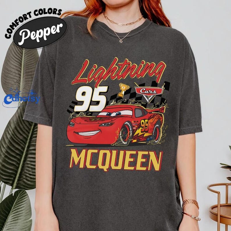 Camiseta de la película Cars, camiseta de Rayo McQueen, camiseta retro de Comfort Colors, regalo para fans de Disneyland, camiseta de carreras vintage imagen 1