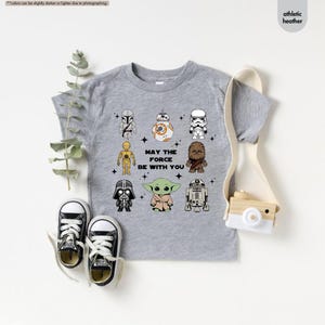 Chemise StarWars pour jeunes, chemise StarWar May The 4th Be With You, voyage à Disneyland, voyage StarWar Galaxy Edge, chemise de fan mandalorienne, bébé Yoda image 4