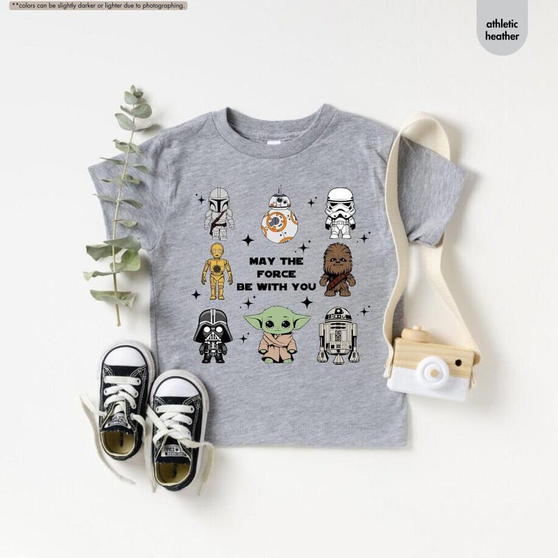 Chemise StarWars pour jeunes, chemise StarWar May The 4th Be With You, voyage à Disneyland, voyage StarWar Galaxy Edge, chemise de fan mandalorienne, bébé Yoda image 4