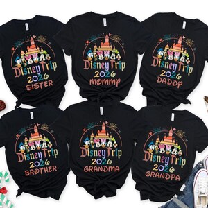 Camiseta personalizada con nombre de Disneyland para familias (2026), camisetas de vacaciones en pareja en Disneyworld, camisetas a juego para grupos de Disneyland imagen 2