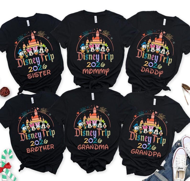 Camiseta personalizada con nombre de Disneyland para familias (2026), camisetas de vacaciones en pareja en Disneyworld, camisetas a juego para grupos de Disneyland imagen 2