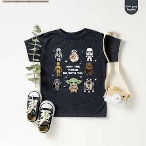 Chemise StarWars pour jeunes, chemise StarWar May The 4th Be With You, voyage à Disneyland, voyage StarWar Galaxy Edge, chemise de fan mandalorienne, bébé Yoda image 6