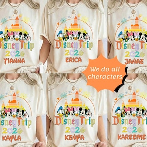 Camiseta personalizada con nombre de Disneyland para familias (2026), camisetas de vacaciones en pareja en Disneyworld, camisetas a juego para grupos de Disneyland imagen 1