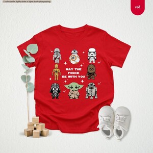 Chemise StarWars pour jeunes, chemise StarWar May The 4th Be With You, voyage à Disneyland, voyage StarWar Galaxy Edge, chemise de fan mandalorienne, bébé Yoda image 5