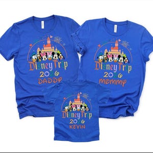 Camiseta personalizada con nombre de Disneyland para familias (2026), camisetas de vacaciones en pareja en Disneyworld, camisetas a juego para grupos de Disneyland imagen 3