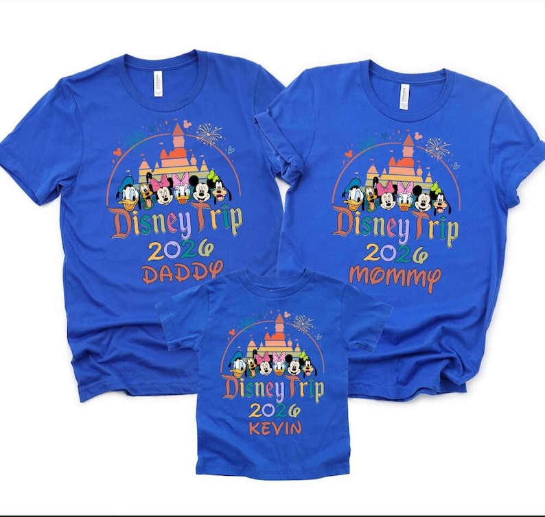 Camiseta personalizada con nombre de Disneyland para familias (2026), camisetas de vacaciones en pareja en Disneyworld, camisetas a juego para grupos de Disneyland imagen 3