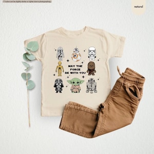 Chemise StarWars pour jeunes, chemise StarWar May The 4th Be With You, voyage à Disneyland, voyage StarWar Galaxy Edge, chemise de fan mandalorienne, bébé Yoda image 1