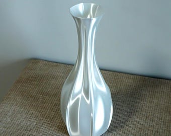 Jarrón blanco escultural impreso en 3D para una decoración minimalista moderna del hogar.