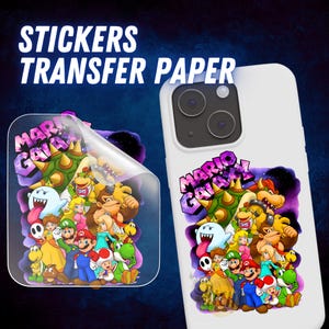 Puede incluir: Una funda de tel&eacute;fono blanca y una pegatina con una colorida ilustraci&oacute;n de personajes del videojuego Mario Galaxy. La pegatina est&aacute; parcialmente despegada, revelando el dise&ntilde;o. El texto "STICKERS TRANSFER PAPER" est&aacute; en la parte superior.