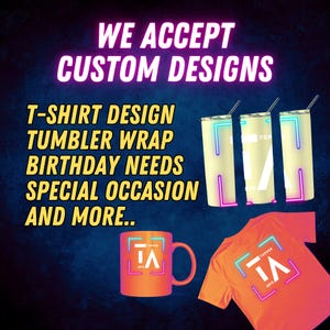 Puede incluir: Taza de cer&aacute;mica blanca con asa negra y la frase "But First, Coffee" en negro. La taza se muestra sobre un fondo borroso, sugiriendo un ambiente acogedor.