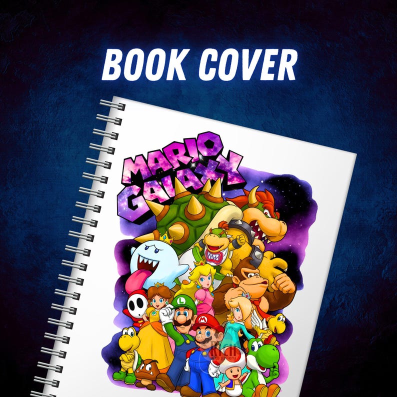 Puede incluir: Un cuaderno de espiral con una colorida ilustraci&oacute;n de personajes del videojuego Mario Galaxy. La portada muestra el texto "BOOK COVER" en la parte superior y el t&iacute;tulo del juego en una fuente con tem&aacute;tica de galaxia.